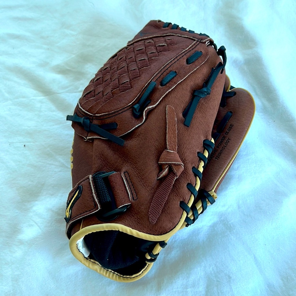 Mizuno left handed glove. LIKE NEW!!!